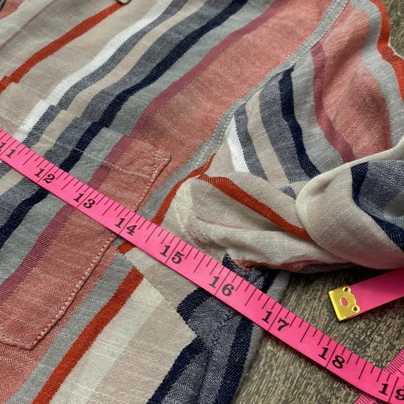 Two pockets in the front button up 100% Rayon shirt - Picture 3 of 8